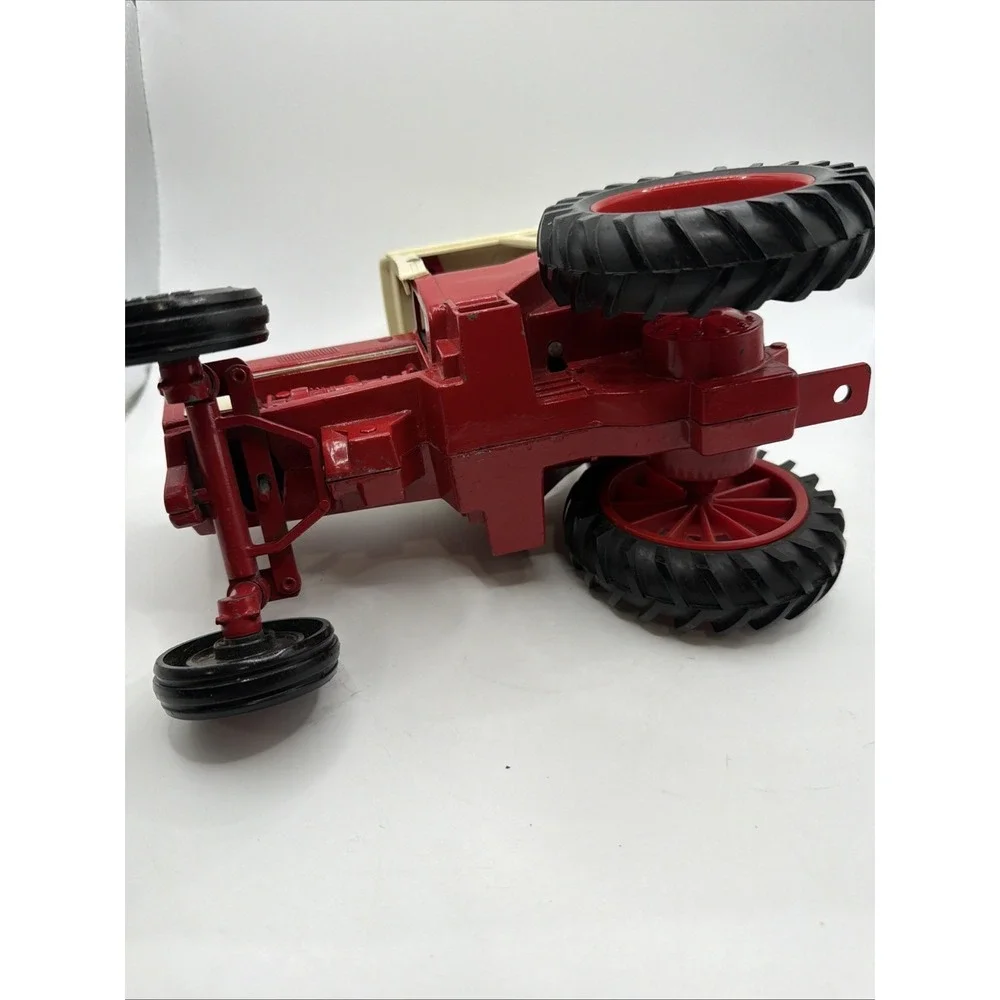 Vintage 1/16 Ertl International harvester 1586‎ diecast w/frontend tractor.